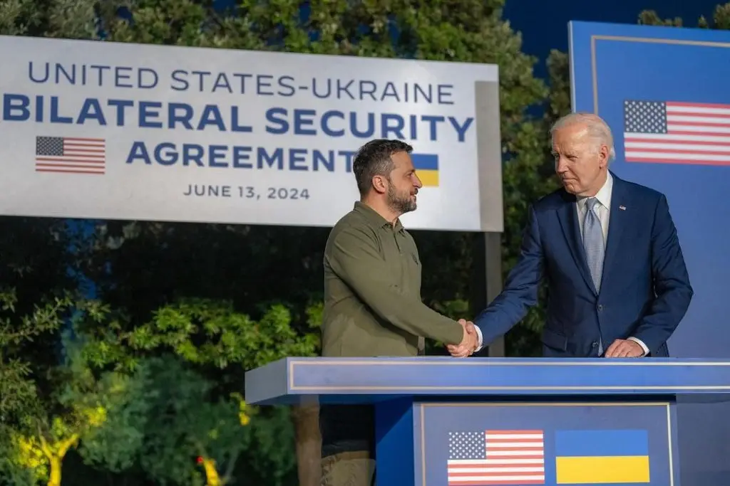 Presidente Volodymyr Zelensky da Ucrânia e Presidente Joe Biden dos EUA assinam acordo de segurança na cúpula do G7 na Itália.